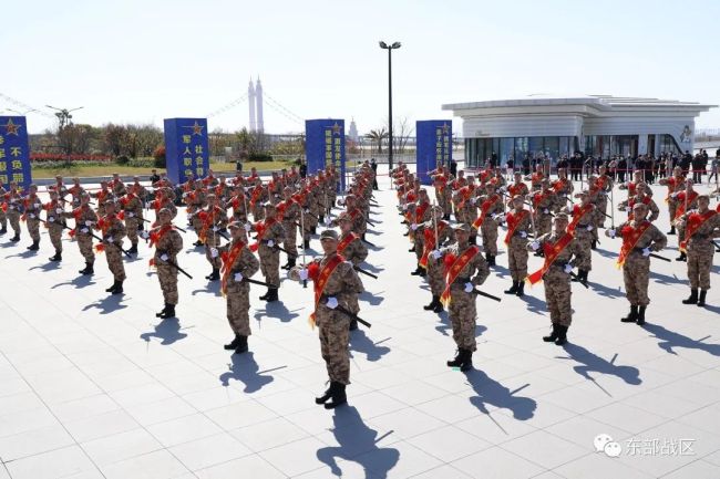 威武！這(zhè)些新兵入伍時(shí)獲贈“從戎之劍”！