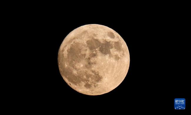 “超級月亮”現身天宇
