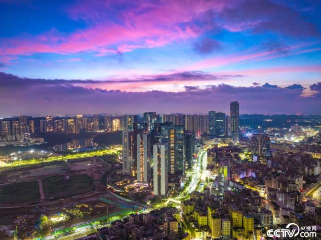 深圳：日出時(shí)分 朝霞暈染天際