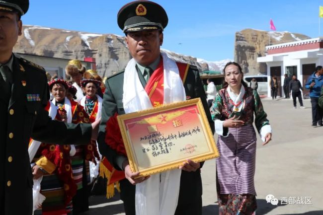 冰消雪融時(shí)，一等功喜報送到戍邊軍人加央歐珠家中