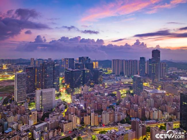 深圳：日出時(shí)分 朝霞暈染天際