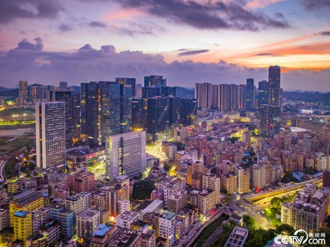 深圳：日出時(shí)分 朝霞暈染天際