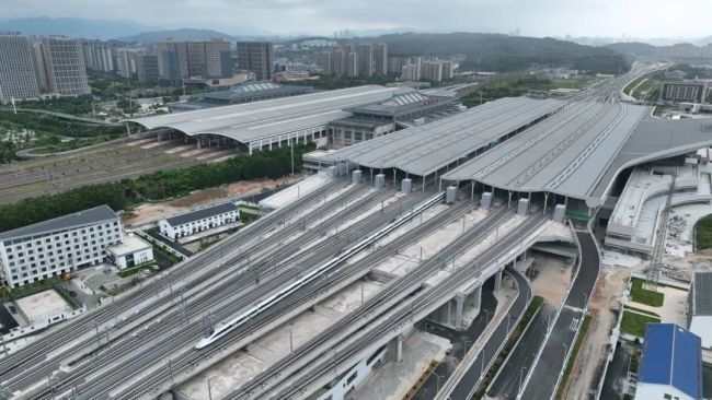 我國(guó)首條設計時(shí)速350公裡(lǐ)的跨海高鐵開(kāi)始試運行!